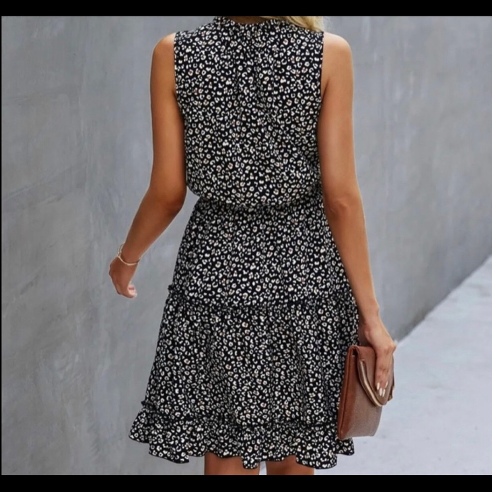 💢LAST ONE💢 feminine & flirty Black & white dress - Picture 2 of 2